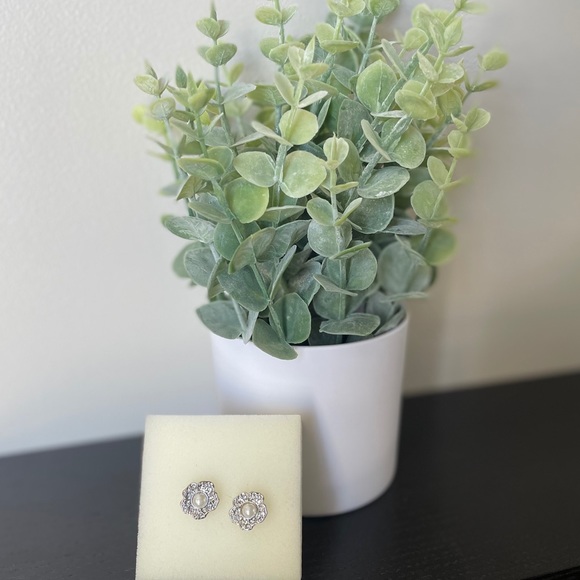 Silver & Pearl Floral Stud Earrings - Picture 5 of 6